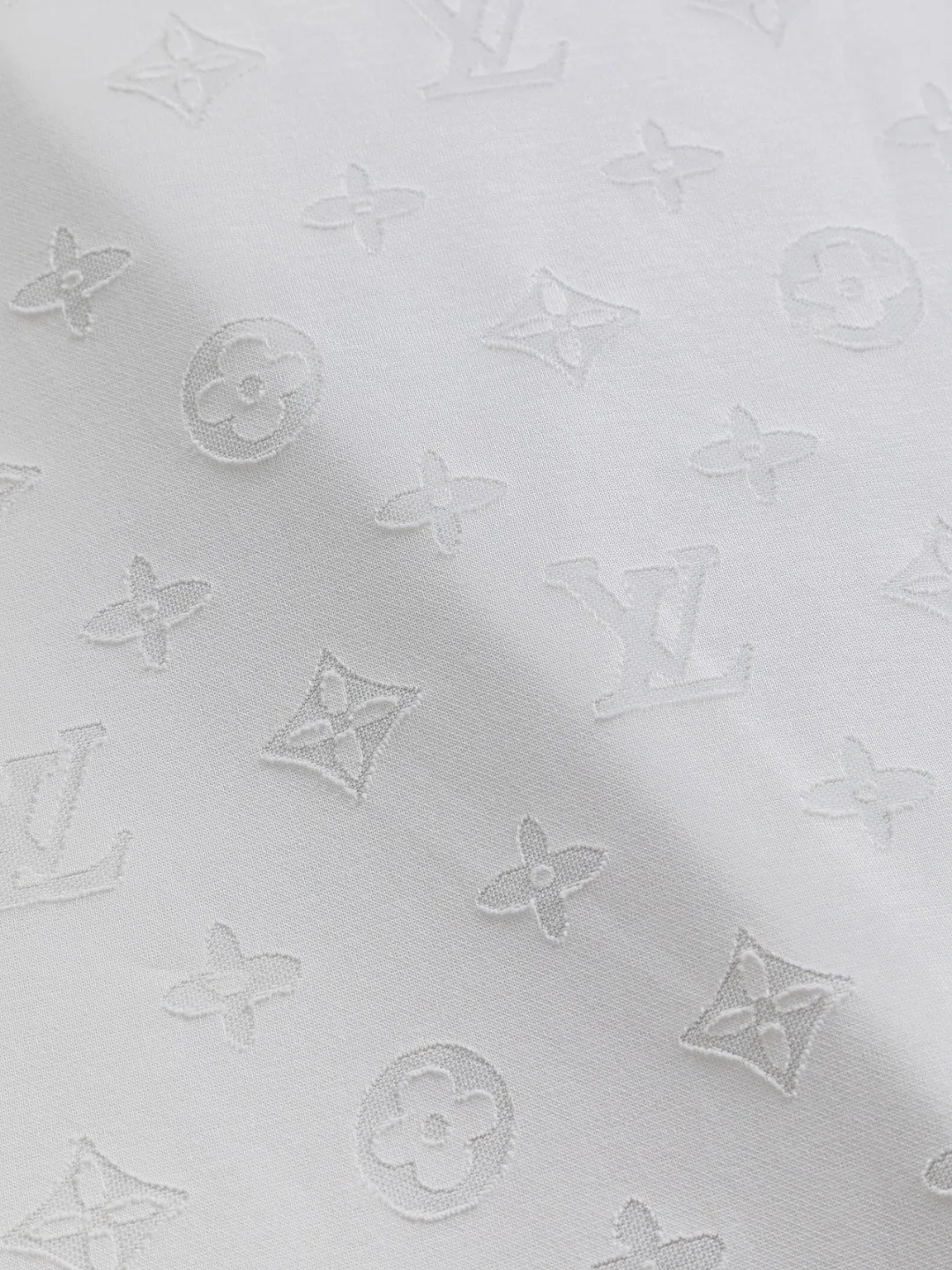 🅿️200 Louis Vuitton Louis Vuitton 1V slightly wide version S-XL 25SS LV new product counter catwalk style full body cut burnt letter logo heavy craftsmanship same style for men and women! Short-sleeves are not the same as the general public, but must be unique and eye-catching. This LV short-sleeves is all about quality, comfort, consistent style, fashion, including fabrics and cutting techniques, all of which have been made with great effort! 320 grams of washed pure cotton fabric, pure cotton is breathable, very refreshing and comfortable for daily wear. The rib knitting on the neckline is smooth and tight, and the neckline will not be skewed if you toss it at will. The loose version, you will find that it looks really good on the upper body. The overall is minimalist and neat, super versatile for daily use! Pair it casually with a pair of pants for a youthful look. A T-shirt will make your outfit crazy. It is a fashionable item that can never go wrong! Black, white, blue, purple Size: S-XL Size chart: S: Shoulder width 50 - Bust 54 - Clothing length 70 M: Shoulder width 52 - Bust 56.5 - Clothing length 72 L: Shoulder width 54 - Bust 59 - Clothing length 74 XL: Shoulder width 56 - Bust 61.5 - Clothing length 76